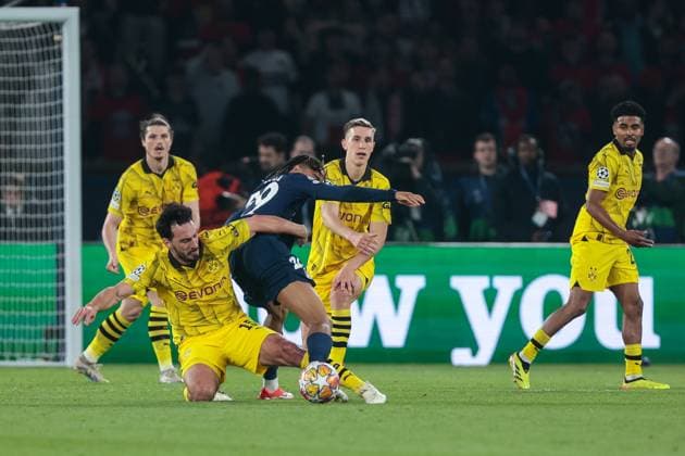 07.05.2024, Fussball, Saison 2023 2024, UEFA Champions League, Halbfinale, Paris Saint-Germain - Borussia Dortmund, v. l. Mats Hummels (Borussia Dortmund) stoppt Bradley Barcola (Paris Saint-Germain), Paris Parc de Princes Paris Frankreich xRHR-FOTO DEx Copyright: DennisxEwert RHR-FOTOx RHR-FOTO DE