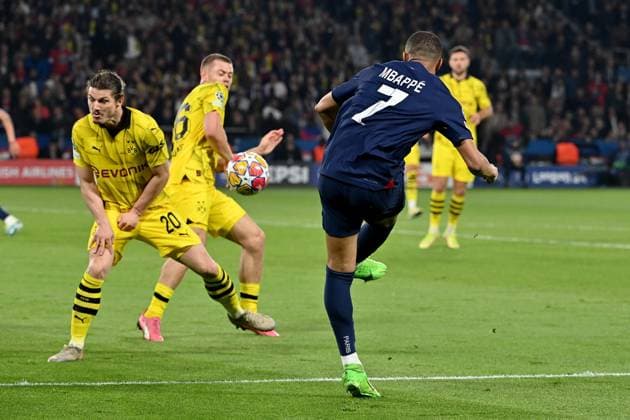 07.05.2024, xjrdrx, Fussball UEFA Champions League, Paris St.Germain - Borussia Dortmund emspor, v.l. Marcel Sabitzer (Borussia Dortmund) Julian Ryerson (Borussia Dortmund) Kylian Mbappe (PSG Paris St.Germain) Zweikampf, Aktion, action, battle for the ball (DFL DFB REGULATIONS PROHIBIT ANY USE OF PHOTOGRAPHS as IMAGE SEQUENCES and or QUASI-VIDEO) Paris