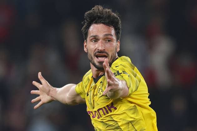 Mats Hummels of Borussia Dortmund celebrates reaching the Champions League Final with their Borussia Dortmund teammates at full-time Paris Saint-Germain v Borussia Dortmund, UEFA Champions League, Semi Final, Second Leg, Football, Parc des Princes, Paris, France - 07 May 2024 EDITORIAL USE ONLY No use with unauthorised audio, video, data, fixture lists, club league logos or live services. Online in-match use limited to 120 images, no video emulation. No use in betting, games or single club league player publications. Copyright: xPaulxCurrie Shutterstockx 14458453bp