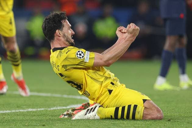 Mats Hummels of Borussia Dortmund celebrates reaching the Champions League Final with their Borussia Dortmund teammates at full-time Paris Saint-Germain v Borussia Dortmund, UEFA Champions League, Semi Final, Second Leg, Football, Parc des Princes, Paris, France - 07 May 2024 EDITORIAL USE ONLY No use with unauthorised audio, video, data, fixture lists, club league logos or live services. Online in-match use limited to 120 images, no video emulation. No use in betting, games or single club league player publications. Copyright: xPaulxCurrie Shutterstockx 14458453bq