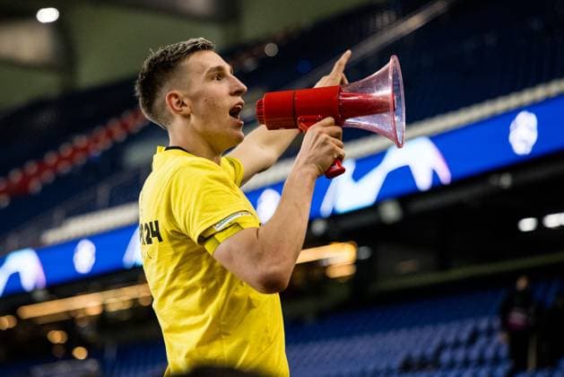 UEFA Champions League: FC Paris Saint-Germain - Borussia Dortmund; 07.05.2024 Nico Schlotterbeck (Borussia Dortmund, 4) mit Megafon UEFA Champions League: FC Paris Saint-Germain - Borussia Dortmund , Paris, Parc des Princes Copyright: xBEAUTIFULxSPORTS Wunderlx