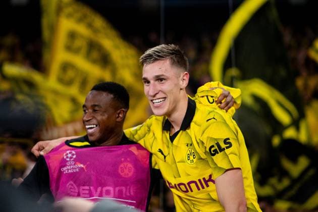 Youssoufa Moukoko (Borussia Dortmund, 18), Nico Schlotterbeck (Borussia Dortmund, 04) jubeln mit den Fans ueber den Sieg und Einzug in das Finale in London, FRA, Paris Saint Germain (PSG) vs Borussia Dortmund (BVB), Fussball, UEFA Champions League, Halbfinale Rueckspiel, Saison 2023 2024, 07.05.2024 FRA, Paris Saint Germain (PSG) vs Borussia Dortmund (BVB), Fussball, UEFA Champions League, Halbfinale Rueckspiel, Saison 2023 2024, 07.05.2024 Paris Copyright: xEibner-Pressefoto Memmlerx EP_MMR