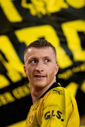 Marco Reus (Borussia Dortmund, 11) jubelt mit den Fans ueber den Sieg und Einzug in das Finale in London, FRA, Paris Saint Germain (PSG) vs Borussia Dortmund (BVB), Fussball, UEFA Champions League, Halbfinale Rueckspiel, Saison 2023 2024, 07.05.2024 FRA, Paris Saint Germain (PSG) vs Borussia Dortmund (BVB), Fussball, UEFA Champions League, Halbfinale Rueckspiel, Saison 2023 2024, 07.05.2024 Paris Copyright: xEibner-Pressefoto Memmlerx EP_MMR