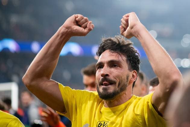 Mats Hummels (Borussia Dortmund, 15) jubelt mit den Fans ueber den Sieg und Einzug in das Finale in London, FRA, Paris Saint Germain (PSG) vs Borussia Dortmund (BVB), Fussball, UEFA Champions League, Halbfinale Rueckspiel, Saison 2023 2024, 07.05.2024 FRA, Paris Saint Germain (PSG) vs Borussia Dortmund (BVB), Fussball, UEFA Champions League, Halbfinale Rueckspiel, Saison 2023 2024, 07.05.2024 Paris Copyright: xEibner-Pressefoto Memmlerx EP_MMR