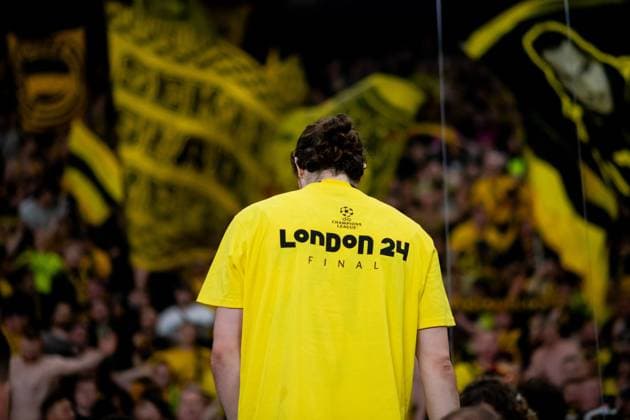 Marcel Sabitzer (Borussia Dortmund, 20) jubelt mit den Fans ueber den Sieg und Einzug in das Finale in London und traegt ein T-Shirt mit London 24 Aufdruck, , FRA, Paris Saint Germain (PSG) vs Borussia Dortmund (BVB), Fussball, UEFA Champions League, Halbfinale Rueckspiel, Saison 2023 2024, 07.05.2024 FRA, Paris Saint Germain (PSG) vs Borussia Dortmund (BVB), Fussball, UEFA Champions League, Halbfinale Rueckspiel, Saison 2023 2024, 07.05.2024 Paris Copyright: xEibner-Pressefoto Memmlerx EP_MMR