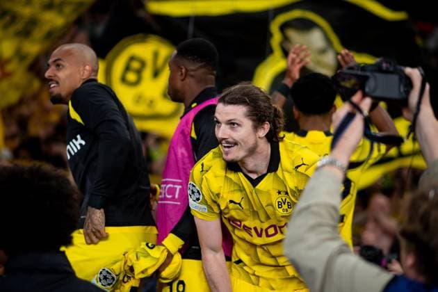 Marcel Sabitzer (Borussia Dortmund, 20) und Team jubeln mit den Fans ueber den Sieg und Einzug in das Finale in London, FRA, Paris Saint Germain (PSG) vs Borussia Dortmund (BVB), Fussball, UEFA Champions League, Halbfinale Rueckspiel, Saison 2023 2024, 07.05.2024 FRA, Paris Saint Germain (PSG) vs Borussia Dortmund (BVB), Fussball, UEFA Champions League, Halbfinale Rueckspiel, Saison 2023 2024, 07.05.2024 Paris Copyright: xEibner-Pressefoto Memmlerx EP_MMR