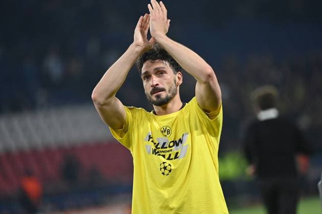 07.05.2024, xjrdrx, Fussball UEFA Champions League, Paris St.Germain - Borussia Dortmund emspor, v.l. Mats Hummels (Borussia Dortmund) bedankt bedanken sich bei den Fans (DFL DFB REGULATIONS PROHIBIT ANY USE OF PHOTOGRAPHS as IMAGE SEQUENCES and or QUASI-VIDEO) Paris
