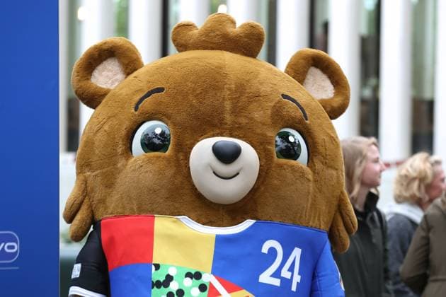 UEFA EURO, EM, Europameisterschaft,Fussball 2024: EM-Trophäe gastiert in Leipzig, 07.05.24 Das EM-Maskottchen Albärt . Die Trophäe der Fußball-EM hat am 07.05.24 auch Station im Zoo Leipzig gemacht. Copyright: xBEAUTIFULxSPORTS JanxKaeferx