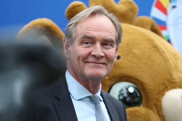 UEFA EURO, EM, Europameisterschaft,Fussball 2024: EM-Trophäe gastiert in Leipzig, 07.05.24 Burkhard Jung (Oberbürgermeister der Stadt Leipzig; SPD). Die Trophäe der Fußball-EM hat am 07.05.24 auch Station im Zoo Leipzig gemacht. Copyright: xBEAUTIFULxSPORTS JanxKaeferx