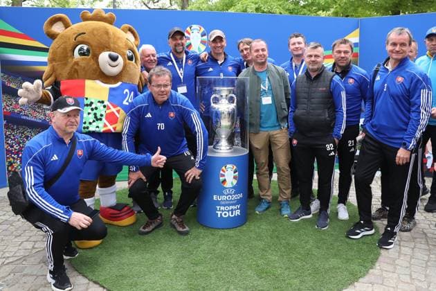 UEFA EURO, EM, Europameisterschaft,Fussball 2024: EM-Trophäe gastiert in Leipzig, 07.05.24 Die slowakische Bürgermeister-Nationalmannschaft beim Gruppenfoto mit dem EM-Pokal und Maskottchen Albärt . Die Trophäe der Fußball-EM hat am 07.05.24 auch Station im Zoo Leipzig gemacht. Im Bild: Copyright: xBEAUTIFULxSPORTS JanxKaeferx