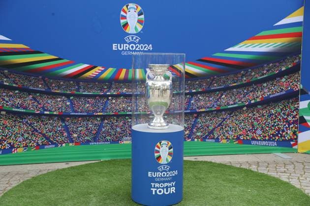 UEFA EURO, EM, Europameisterschaft,Fussball 2024: EM-Trophäe gastiert in Leipzig, 07.05.24 Der Henri-Delaunay-Pokal wartet auf einen neuen Fußball-Europameister. Die Trophäe der Fußball-EM hat am 07.05.24 auch Station im Zoo Leipzig gemacht. Copyright: xBEAUTIFULxSPORTS JanxKaeferx