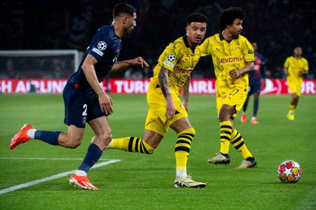 Jadon Sancho (Borussia Dortmund, 10) im Zweikampf mit Achraf Hakimi (Paris Saint Germain, 02), dahinter Karim Adeyemi (Borussia Dortmund, 27), FRA, Paris Saint Germain (PSG) vs Borussia Dortmund (BVB), Fussball, UEFA Champions League, Halbfinale Rueckspiel, Saison 2023 2024, 07.05.2024 FRA, Paris Saint Germain (PSG) vs Borussia Dortmund (BVB), Fussball, UEFA Champions League, Halbfinale Rueckspiel, Saison 2023 2024, 07.05.2024 Paris Copyright: xEibner-Pressefoto Memmlerx EP_MMR