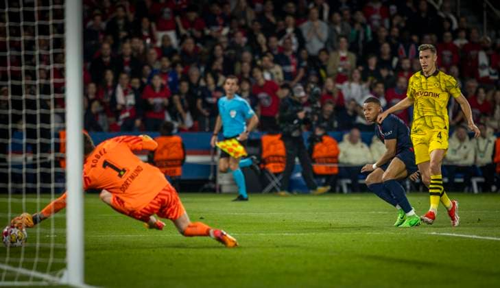 Paris, France. 7th Mai 2024. Kylian Mbappe (Paris) Torwart Gregor Kobel (BVB) Nico Schlotterbeck (BVB) Paris Saint-Germain - Borussia Dortmund 07.05.2024