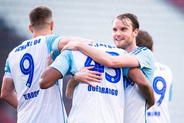 07.05.2024 - Fußball, 2023 2024, 2. Bundesliga, 32. Spieltag, VfL Osnabrück - FC Schalke 04: (M) Assan Ouedraogo (Schalke) jubelt nach seinem Tor zum 0:3 mit (L) Simon Terodde (Schalke), (R) Tobias Mohr (Schalke) DFL REGULATIONS PROHIBIT ANY USE OF PHOTOGRAPHS AS IMAGE SEQUENCES AND OR QUASI-VIDEO.
