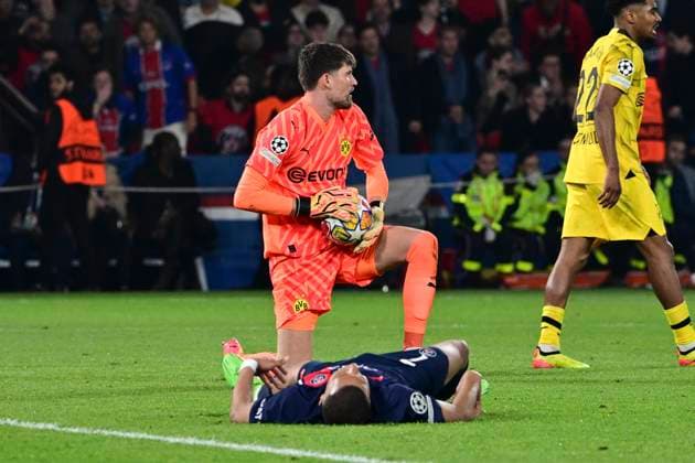 Gregor Kobel 1 (Borussia Dortmund) und Kylian Mbappe 7 (Paris Saint-Germain), Paris Saint-Germain vs. Borussia Dortmund, Fussball, Champions League, Halbfinale, 07.05.2024 Paris Nordrhein-Westfalen Frankreich