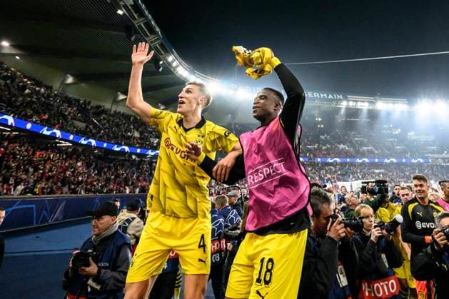 Dortmunder Mannschaft feiert mit den Fans, Paris Saint-Germain vs. Borussia Dortmund, Fussball, Champions League, Halbfinale, 07.05.2024 Paris Nordrhein-Westfalen Frankreich
