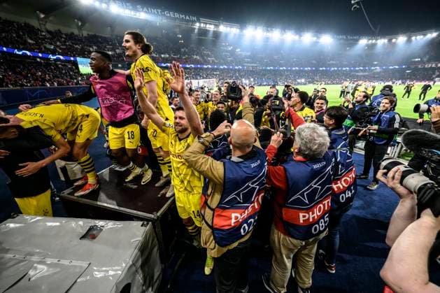 Dortmunder Mannschaft feiert mit den Fans, Paris Saint-Germain vs. Borussia Dortmund, Fussball, Champions League, Halbfinale, 07.05.2024 Paris Nordrhein-Westfalen Frankreich