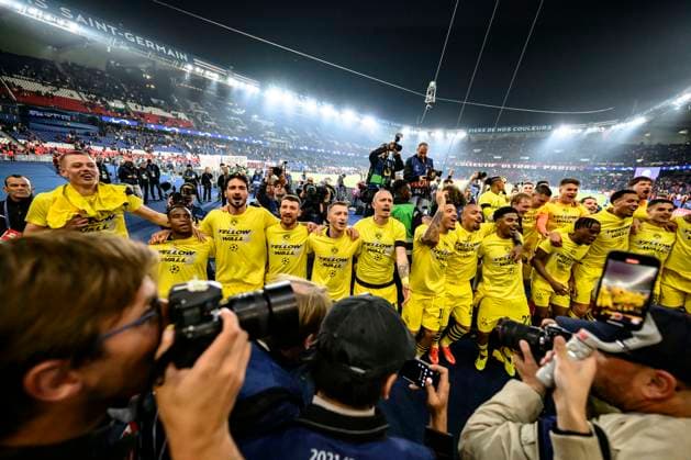 Dortmunder Mannschaft feiert mit den Fans, Paris Saint-Germain vs. Borussia Dortmund, Fussball, Champions League, Halbfinale, 07.05.2024 Paris Nordrhein-Westfalen Frankreich
