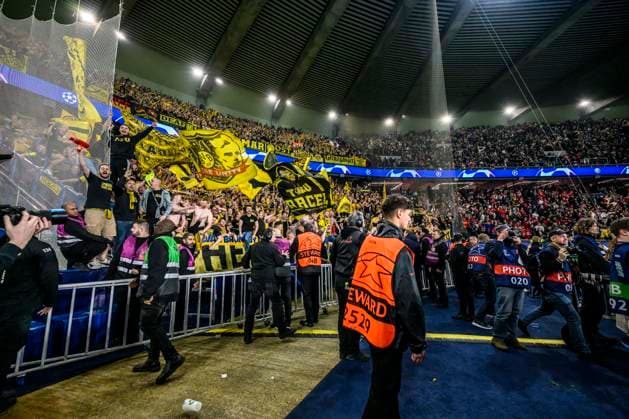 Dortmunder Mannschaft feiert mit den Fans, Paris Saint-Germain vs. Borussia Dortmund, Fussball, Champions League, Halbfinale, 07.05.2024 Paris Nordrhein-Westfalen Frankreich