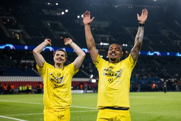 UEFA Champions League: FC Paris Saint-Germain - Borussia Dortmund; 07.05.2024 Jubelextase in der Kurve - die Spieler von Borussia Dortmund feiern den Sieg und Finaleinzug mit den Fans Marcel Sabitzer (Borussia Dortmund, 20), Donyell Malen (Borussia Dortmund, 21) UEFA Champions League: FC Paris Saint-Germain - Borussia Dortmund , Paris, Parc des Princes Copyright: xBEAUTIFULxSPORTS Wunderlx