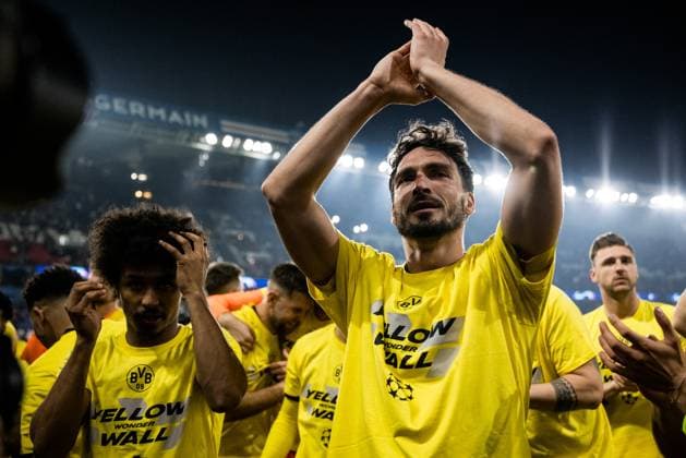 UEFA Champions League: FC Paris Saint-Germain - Borussia Dortmund; 07.05.2024 Jubelextase in der Kurve - die Spieler von Borussia Dortmund feiern den Sieg und Finaleinzug mit den Fans Mats Hummels (Borussia Dortmund, 15) applaudiert für die Fans UEFA Champions League: FC Paris Saint-Germain - Borussia Dortmund , Paris, Parc des Princes Copyright: xBEAUTIFULxSPORTS Wunderlx
