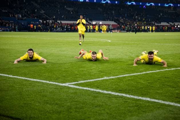 UEFA Champions League: FC Paris Saint-Germain - Borussia Dortmund; 07.05.2024 Jubelextase in der Kurve - die Spieler von Borussia Dortmund feiern den Sieg und Finaleinzug mit den Fans Marcel Sabitzer (Borussia Dortmund, 20), Nico Schlotterbeck (Borussia Dortmund, 4), Niclas Füllkrug (Borussia Dortmund, 14) rutschen auf die Kurve zu UEFA Champions League: FC Paris Saint-Germain - Borussia Dortmund , Paris, Parc des Princes Copyright: xBEAUTIFULxSPORTS Wunderlx