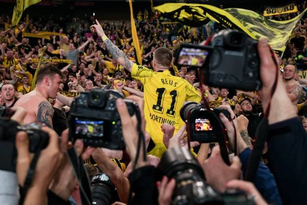 07.05.2024, Fussball, Saison 2023 2024, UEFA Champions League, Halbfinale, Paris Saint-Germain - Borussia Dortmund, Marco Reus (Borussia Dortmund) feiert mit den Fans den Einzug ins Finale, Paris Parc de Princes Paris Frankreich xRHR-FOTO DEx Copyright: DennisxEwert RHR-FOTOx RHR-FOTO DE