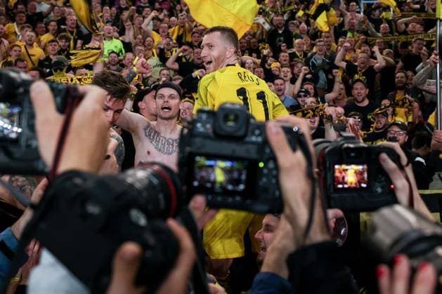 07.05.2024, Fussball, Saison 2023 2024, UEFA Champions League, Halbfinale, Paris Saint-Germain - Borussia Dortmund, Marco Reus (Borussia Dortmund) feiert mit den Fans den Einzug ins Finale, Paris Parc de Princes Paris Frankreich xRHR-FOTO DEx Copyright: DennisxEwert RHR-FOTOx RHR-FOTO DE