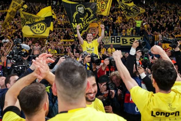 07.05.2024, Fussball, Saison 2023 2024, UEFA Champions League, Halbfinale, Paris Saint-Germain - Borussia Dortmund, Marcel Sabitzer (Borussia Dortmund) bejubelt inmitten der Fans den Einzug ins Finale, Paris Parc de Princes Paris Frankreich xRHR-FOTO DEx Copyright: DennisxEwert RHR-FOTOx RHR-FOTO DE