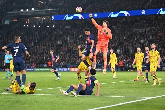 Paris, Parc des Princes, 07.05.24, GER, Herren, UEFA Champions League, Halbfinale, Saison 2023-2024, Paris Saint Germain - Borussia Dortmund Bild: Torwart Gregor KOBEL (Dortmund) Only for editorial use! UEFA regulations prohibit any use of photographs as image sequences and or quasi-video. Frankreich