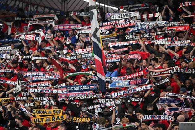 Paris, Parc des Princes, 07.05.24, GER, Herren, UEFA Champions League, Halbfinale, Saison 2023-2024, Paris Saint Germain - Borussia Dortmund Bild: Fankurve, Fans, Fanblock Paris Only for editorial use! UEFA regulations prohibit any use of photographs as image sequences and or quasi-video. Frankreich