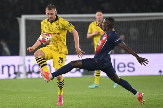 Paris, Parc des Princes, 07.05.24, GER, Herren, UEFA Champions League, Halbfinale, Saison 2023-2024, Paris Saint Germain - Borussia Dortmund Bild: v.li. im Zweikampf Julian RYERSON (Dortmund) und NUNO MENDES (Paris) Only for editorial use! UEFA regulations prohibit any use of photographs as image sequences and or quasi-video. Frankreich