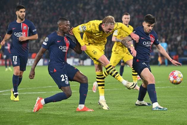 Paris, Parc des Princes, 07.05.24, GER, Herren, UEFA Champions League, Halbfinale, Saison 2023-2024, Paris Saint Germain - Borussia Dortmund Bild: v.li. NUNO MENDES (Paris), Julian BRANDT (Dortmund) und Lucas BERALDO (Paris) Only for editorial use! UEFA regulations prohibit any use of photographs as image sequences and or quasi-video. Frankreich