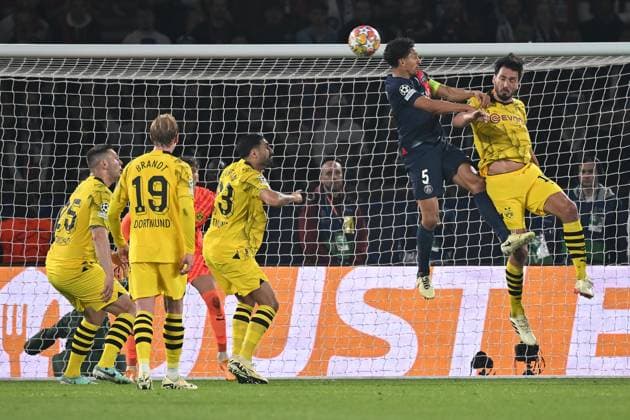 Paris, Parc des Princes, 07.05.24, GER, Herren, UEFA Champions League, Halbfinale, Saison 2023-2024, Paris Saint Germain - Borussia Dortmund Bild: v.li. im Zweikampf MARQUINHOS (Paris) und Mats HUMMELS (Dortmund) im Kopfball, Kopfballduell Only for editorial use! UEFA regulations prohibit any use of photographs as image sequences and or quasi-video. Frankreich
