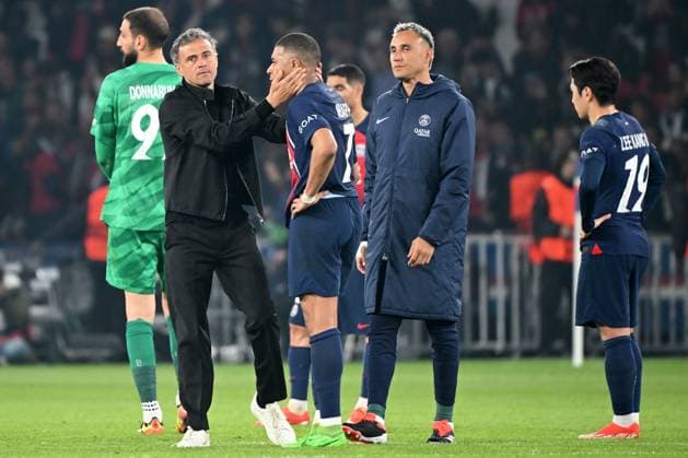 Paris, Parc des Princes, 07.05.24, GER, Herren, UEFA Champions League, Halbfinale, Saison 2023-2024, Paris Saint Germain - Borussia Dortmund Bild: v.li. Trainer LUIS ENRIQUE (Paris) und Kylian MBAPPE (Paris) Only for editorial use! UEFA regulations prohibit any use of photographs as image sequences and or quasi-video. Frankreich