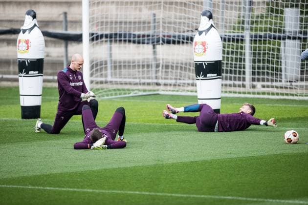 UEFA Europa League: Abschlusstraining Bayer 04 Leverkusen Warm Up der Torhüter Matej Kovar (Bayer 04 Leverkusen, 17), Lukas Hradecky (Bayer 04 Leverkusen, 1), Niklas Lomb (Bayer 04 Leverkusen, 36) UEFA Europa League: Abschlusstraining Bayer 04 Leverkusen; Leverkusen, Ulrich-Haberland-Stadion am 08.052024 Copyright: xBEAUTIFULxSPORTS Wunderlx