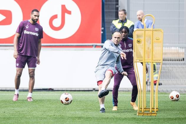 UEFA Europa League: Abschlusstraining Bayer 04 Leverkusen Sebastian Parrilla (Co-Trainer Bayer 04 Leverkusen) schießt UEFA Europa League: Abschlusstraining Bayer 04 Leverkusen; Leverkusen, Ulrich-Haberland-Stadion am 08.052024 Copyright: xBEAUTIFULxSPORTS Wunderlx