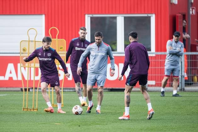 UEFA Europa League: Abschlusstraining Bayer 04 Leverkusen Xabi Alonso (Trainer Bayer 04 Leverkusen) wie immer Mittendrin bei einem der Trainingselemente Jonas Hofmann (Bayer 04 Leverkusen, 7), Robert Andrich (Bayer 04 Leverkusen, 8) UEFA Europa League: Abschlusstraining Bayer 04 Leverkusen; Leverkusen, Ulrich-Haberland-Stadion am 08.052024 Copyright: xBEAUTIFULxSPORTS Wunderlx