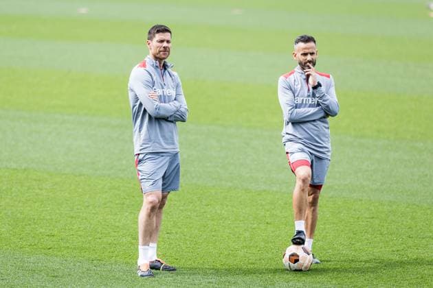 UEFA Europa League: Abschlusstraining Bayer 04 Leverkusen Xabi Alonso (Trainer Bayer 04 Leverkusen) mit Ismael Camenforte Lopez (Athletiktrainer Bayer 04 Leverkusen) UEFA Europa League: Abschlusstraining Bayer 04 Leverkusen; Leverkusen, Ulrich-Haberland-Stadion am 08.052024 Copyright: xBEAUTIFULxSPORTS Wunderlx