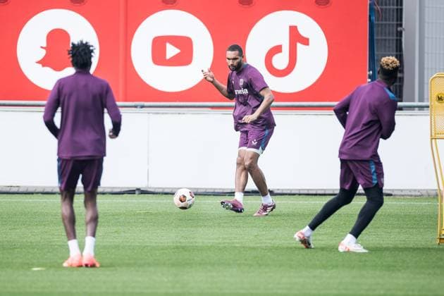 UEFA Europa League: Abschlusstraining Bayer 04 Leverkusen Jonathan Tah (Bayer 04 Leverkusen, 4) am Ball UEFA Europa League: Abschlusstraining Bayer 04 Leverkusen; Leverkusen, Ulrich-Haberland-Stadion am 08.052024 Copyright: xBEAUTIFULxSPORTS Wunderlx