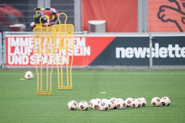 UEFA Europa League: Abschlusstraining Bayer 04 Leverkusen Symbolfoto: Mehrere Spielbälle der UEFA Europa League UEFA Europa League: Abschlusstraining Bayer 04 Leverkusen; Leverkusen, Ulrich-Haberland-Stadion am 08.052024 Copyright: xBEAUTIFULxSPORTS Wunderlx