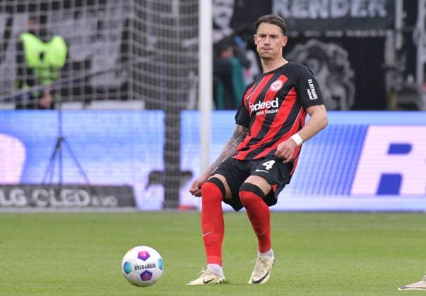 05.05.2024, xblx, Fussball 1.Bundesliga, Eintracht Frankfurt - Bayer 04 Leverkusen emspor, v.l. Robin Koch (Eintracht Frankfurt), FREISTELLER, EINZELBILD (DFL DFB REGULATIONS PROHIBIT ANY USE OF PHOTOGRAPHS as IMAGE SEQUENCES and or QUASI-VIDEO) Frankfurt am Main