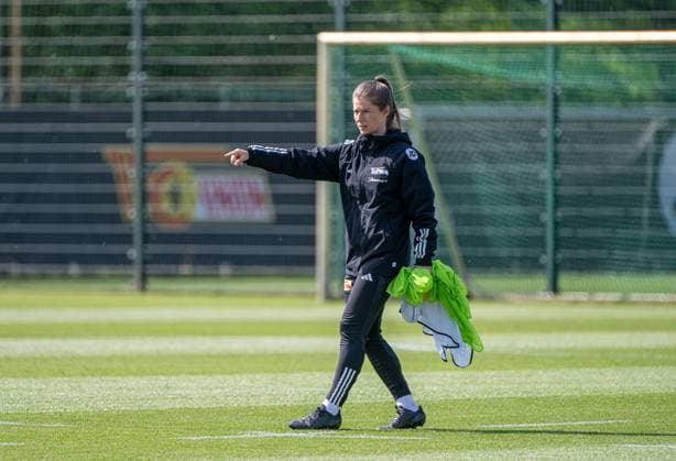 Fussball, Herren, Saison 2023 2024, 1. Bundesliga, 1. FC Union Berlin, Training im Trainingszentrum An der Alten Försterei, Co-Trainerin Marie-Louise Eta (1. FC Union Berlin), 08.05. 2024, *** Football, Men, Season 2023 2024, 1 Bundesliga, 1 FC Union Berlin, Training at the training center An der Alten Försterei, Co Trainer Marie Louise Eta 1 FC Union Berlin , 08 05 2024, Copyright: xMatthiasxKochx