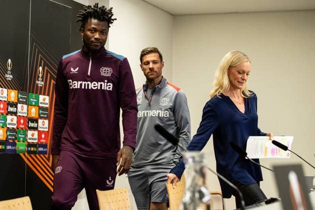 Bayer 04 Leverkusen, Pressekonferenz; 08.05.2024 Edmond Tapsoba (Bayer 04 Leverkusen, 12), Xabi Alonso (Trainer Bayer 04 Leverkusen) Bayer 04 Leverkusen, Pressekonferenz zum Spiel der UEFA Europa League: Bayer 04 Leverkusen - AS Roma; BayArena, Leverkusen; 08.05.2024 Copyright: xBEAUTIFULxSPORTS Buriakovx