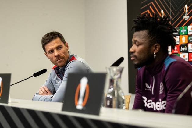 Bayer 04 Leverkusen, Pressekonferenz; 08.05.2024 Xabi Alonso (Cheftrainer, Bayer 04 Leverkusen) schaut Edmond Tapsoba (Bayer 04 Leverkusen, 12) an Bayer 04 Leverkusen, Pressekonferenz zum Spiel der UEFA Europa League: Bayer 04 Leverkusen - AS Roma; BayArena, Leverkusen; 08.05.2024 Copyright: xBEAUTIFULxSPORTS Buriakovx
