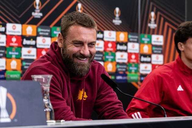 Sport Bilder des Tages AS Roma, Pressekonferenz; 08.05.2024 Daniele De Rossi (AS Roma, Cheftrainer) Bayer 04 Leverkusen, Pressekonferenz zum Spiel der UEFA Europa League: Bayer 04 Leverkusen - AS Roma; BayArena, Leverkusen; 08.05.2024 Copyright: xBEAUTIFULxSPORTS Buriakovx