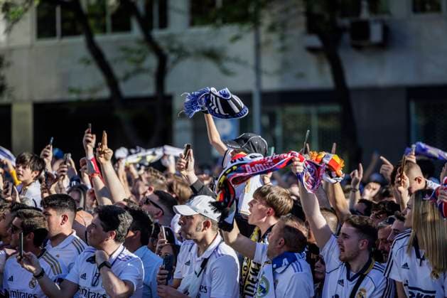 Fans von Real Madrid warten auf die Ankunft des Mannschaftsbusses, Real Madrid vs. FC Bayern Muenchen, Fussball, Champions League, Halbfinale, 08.05.2024 Madrid Madrid Spanien