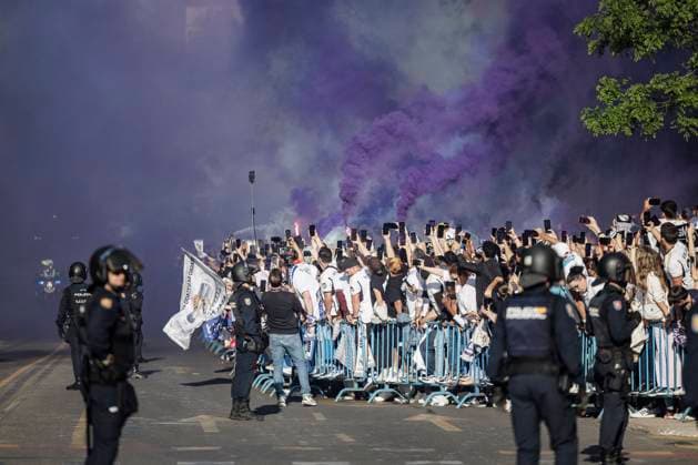 Fans von Real Madrid warten auf die Ankunft des Mannschaftsbusses, Real Madrid vs. FC Bayern Muenchen, Fussball, Champions League, Halbfinale, 08.05.2024 Madrid Madrid Spanien