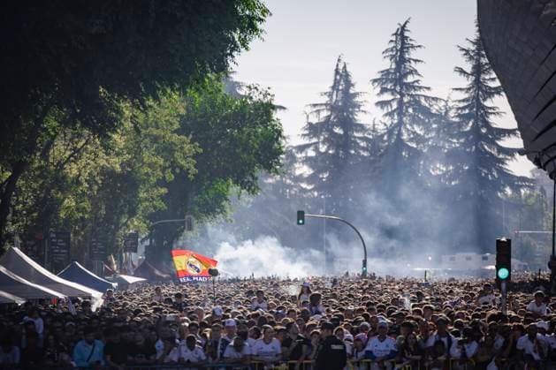 Fans von Real Madrid warten auf die Ankunft des Mannschaftsbusses, Real Madrid vs. FC Bayern Muenchen, Fussball, Champions League, Halbfinale, 08.05.2024 Madrid Madrid Spanien