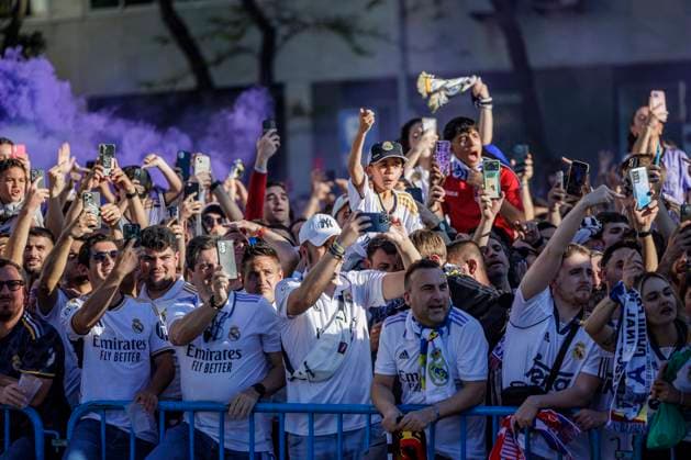 Fans von Real Madrid warten auf die Ankunft des Mannschaftsbusses, Real Madrid vs. FC Bayern Muenchen, Fussball, Champions League, Halbfinale, 08.05.2024 Madrid Madrid Spanien